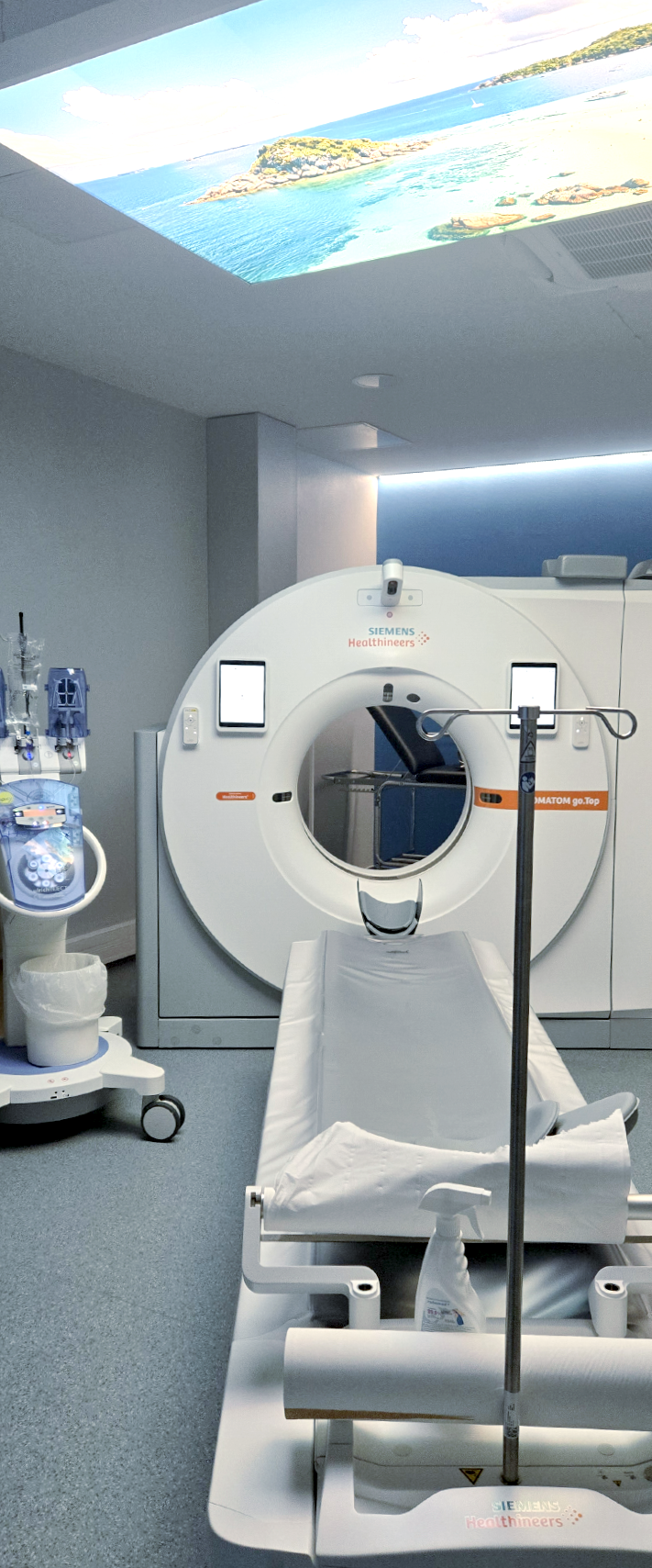 Scanner médical avec écran plafond pour réduire le stress